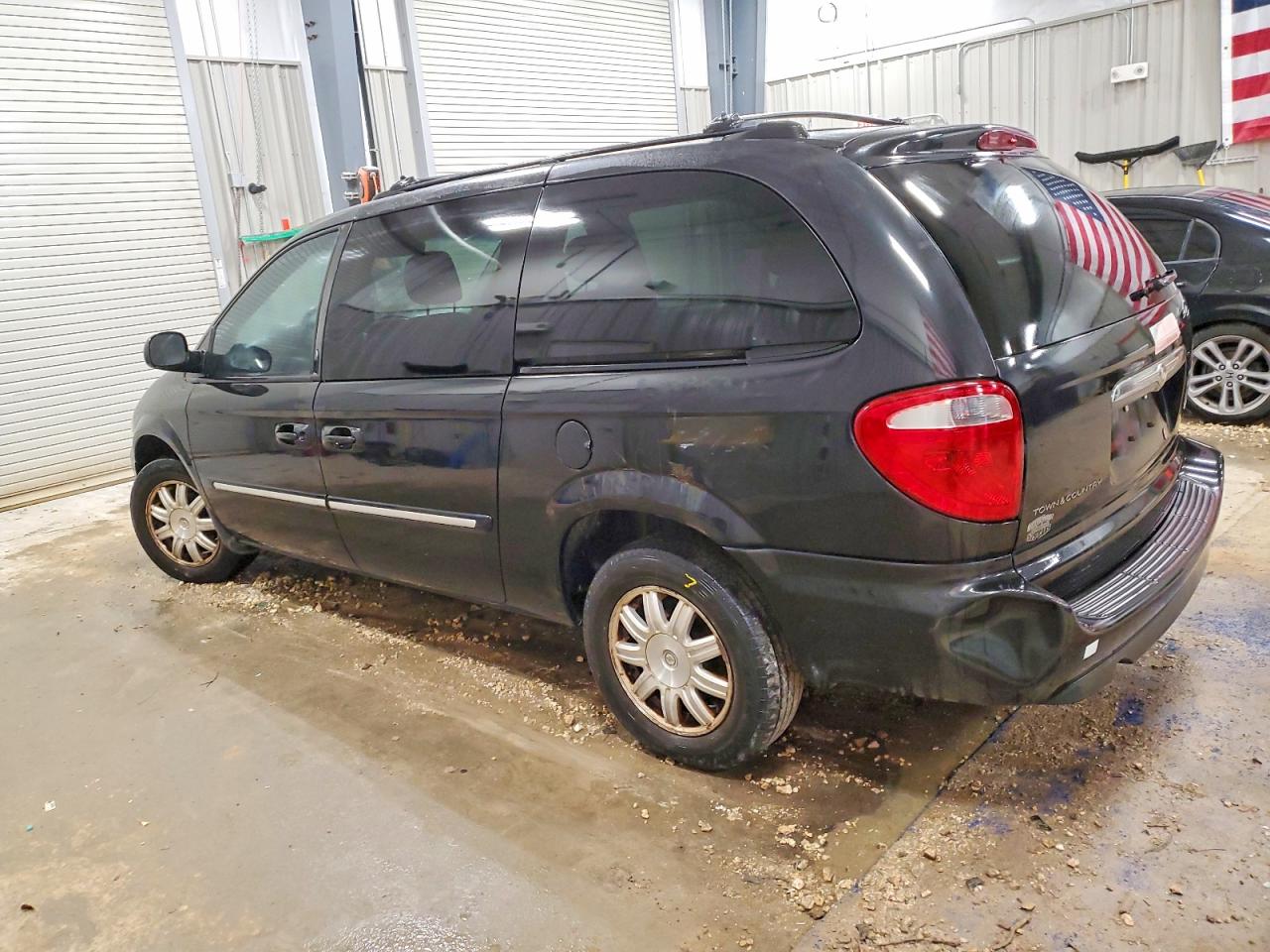 2005 CHRYSLER TOWN & COUNTRY TOURING photo 2
