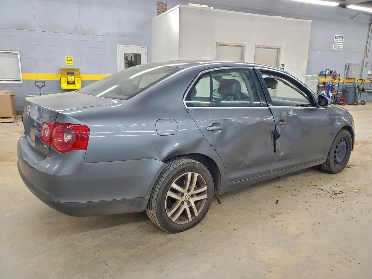 2006 VOLKSWAGEN JETTA TDI photo 3