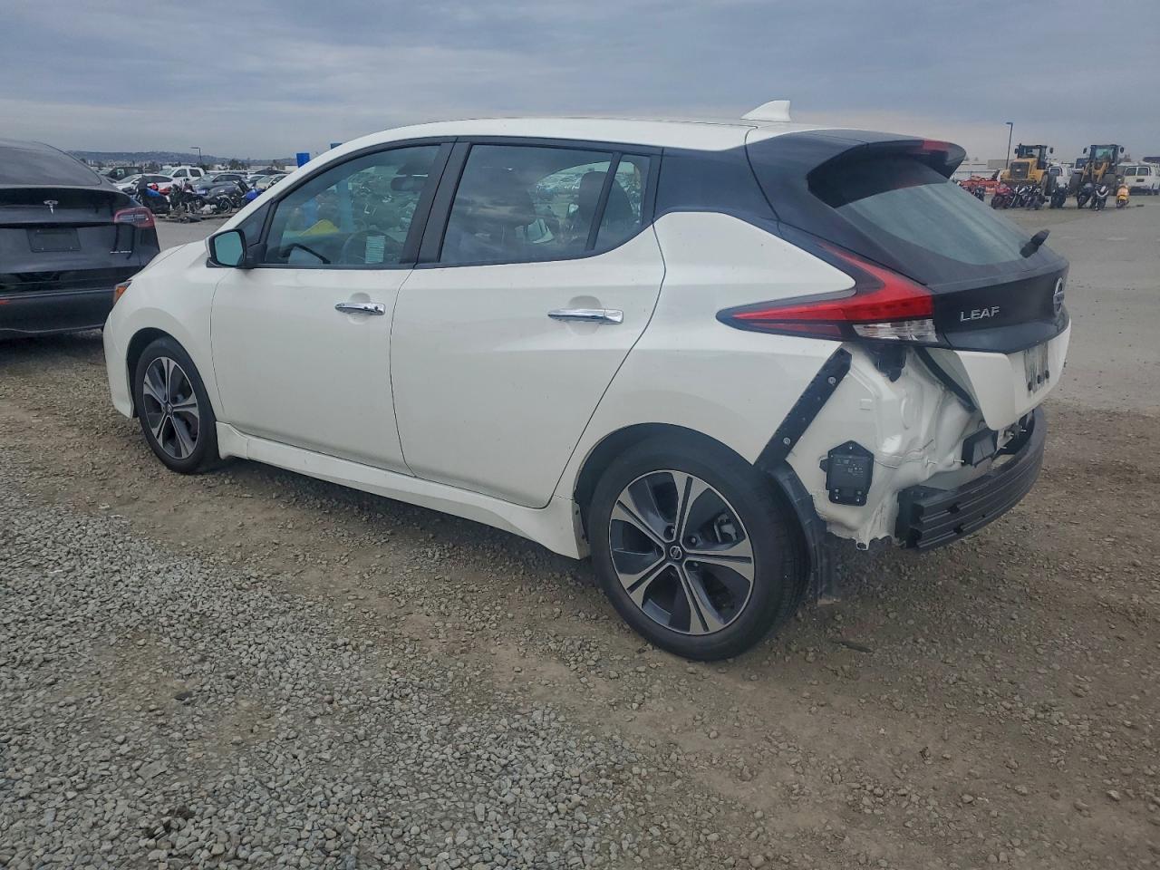 2021 NISSAN LEAF SV photo 2