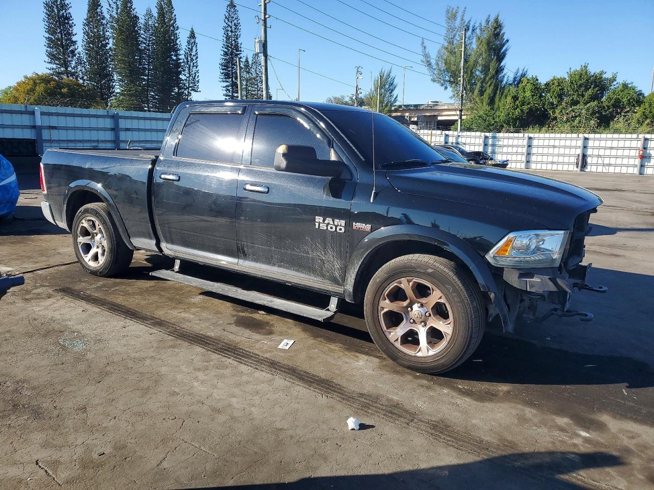 2015 RAM 1500 LARAMIE photo 4