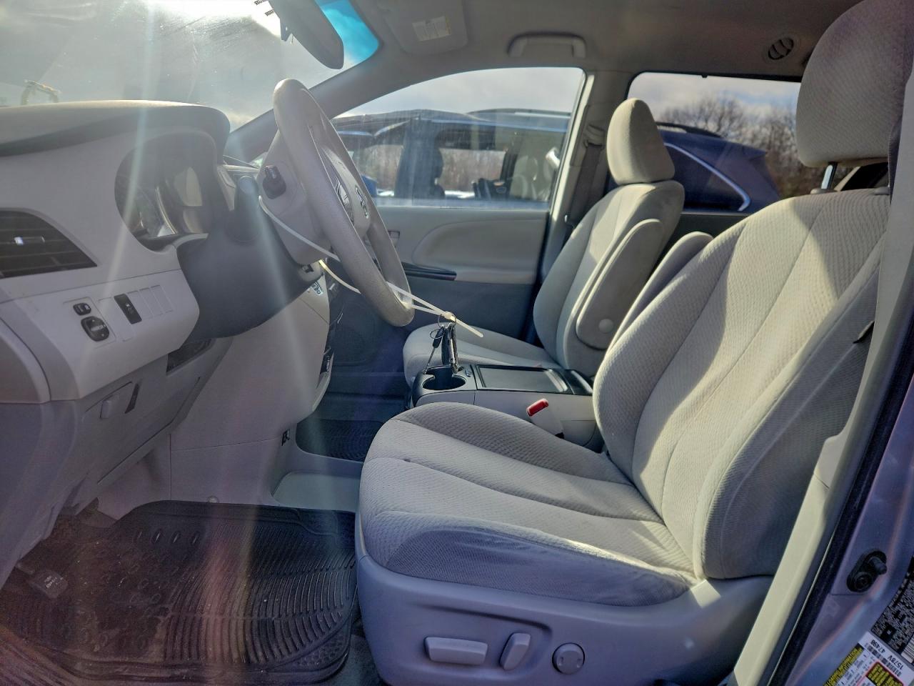 2013 TOYOTA SIENNA LE photo 7