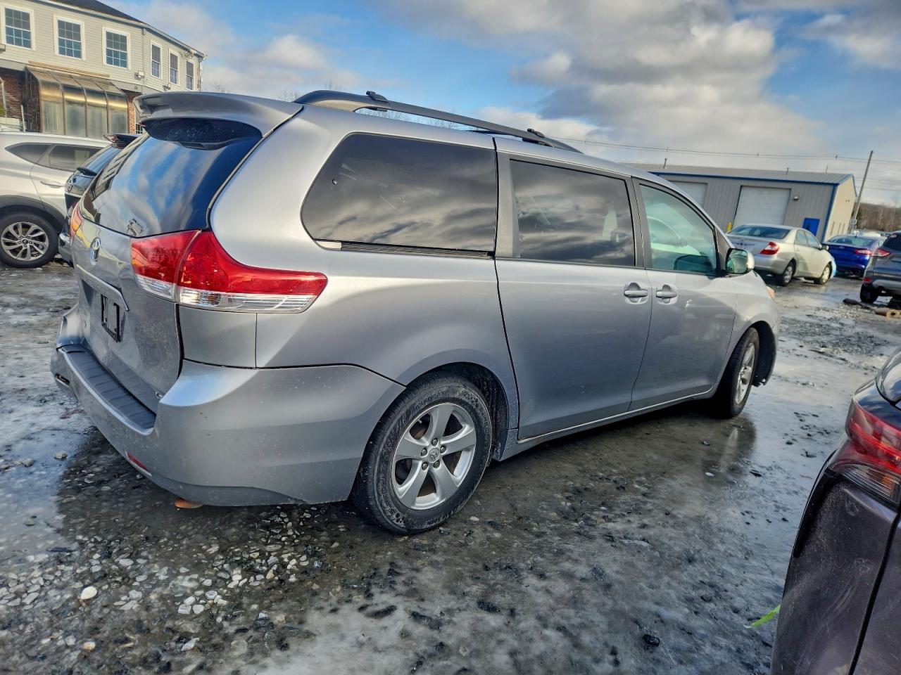 2013 TOYOTA SIENNA LE photo 3