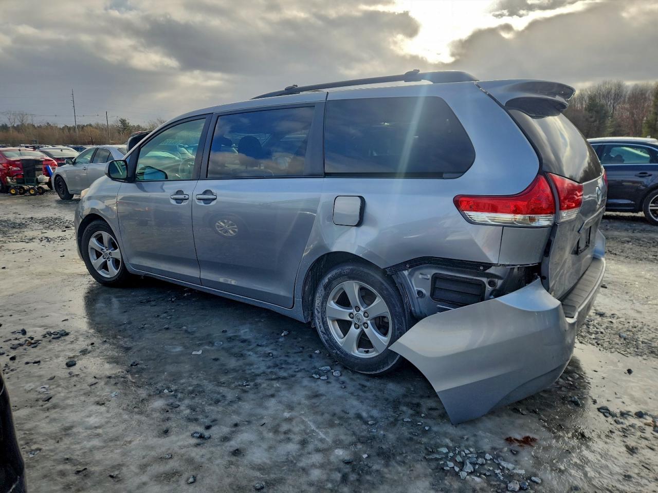 2013 TOYOTA SIENNA LE photo 2