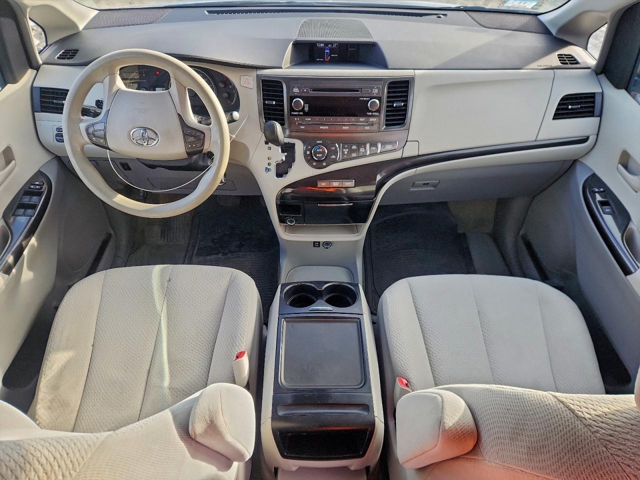 2013 TOYOTA SIENNA LE photo 8