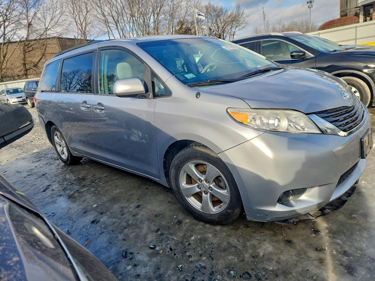 2013 TOYOTA SIENNA LE photo 4