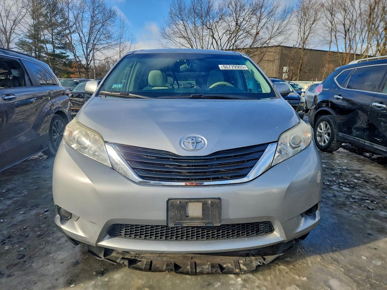 2013 TOYOTA SIENNA LE photo 5