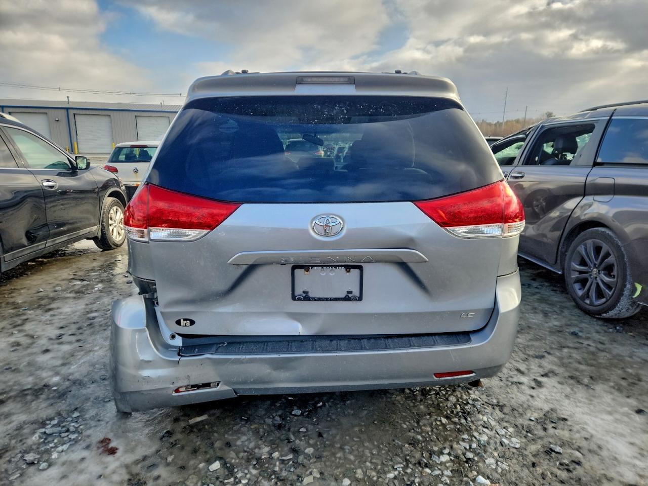 2013 TOYOTA SIENNA LE photo 6