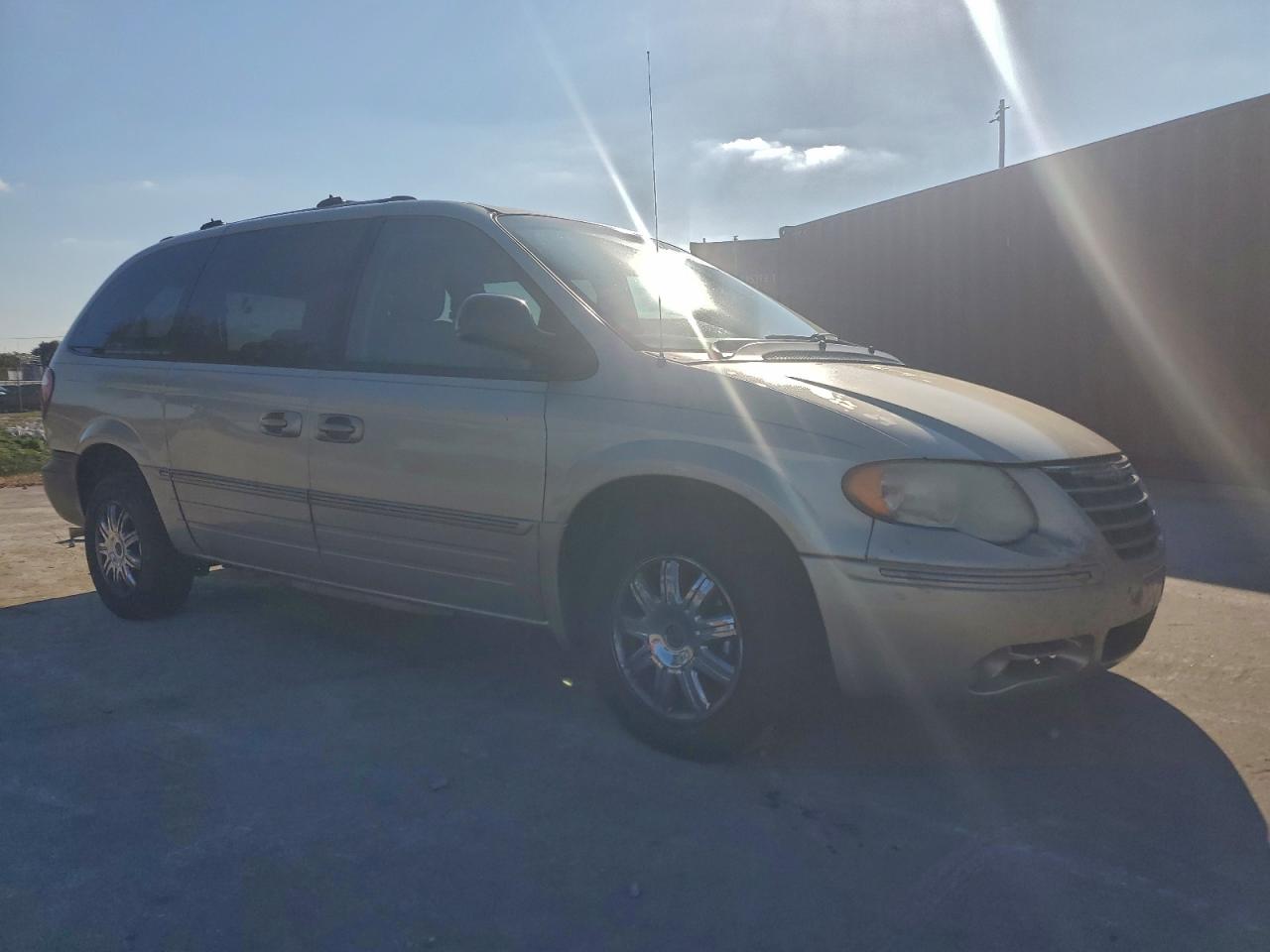 2005 CHRYSLER TOWN & COUNTRY LIMITED photo 4