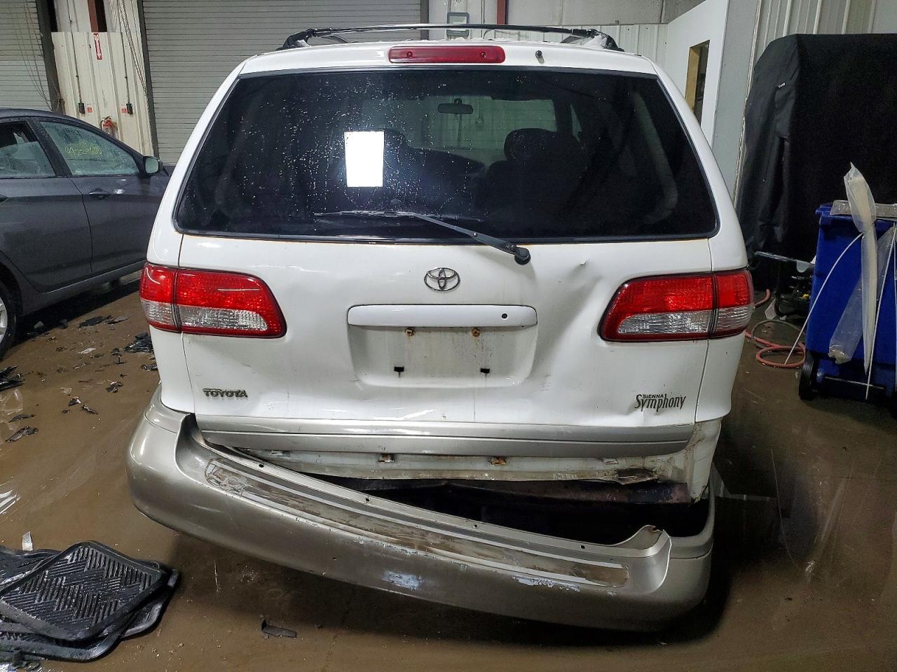 2002 TOYOTA SIENNA LE photo 6