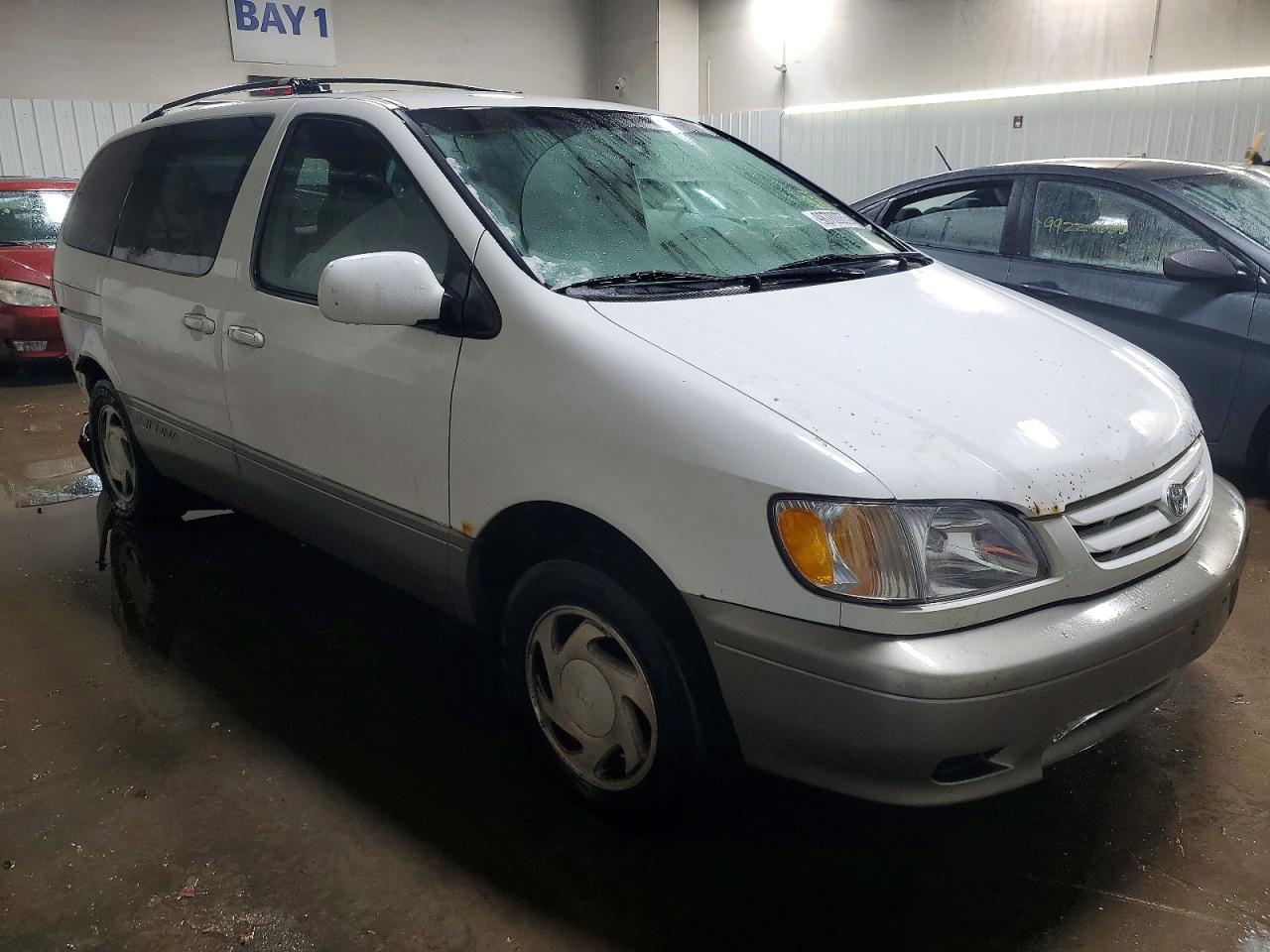 2002 TOYOTA SIENNA LE photo 4