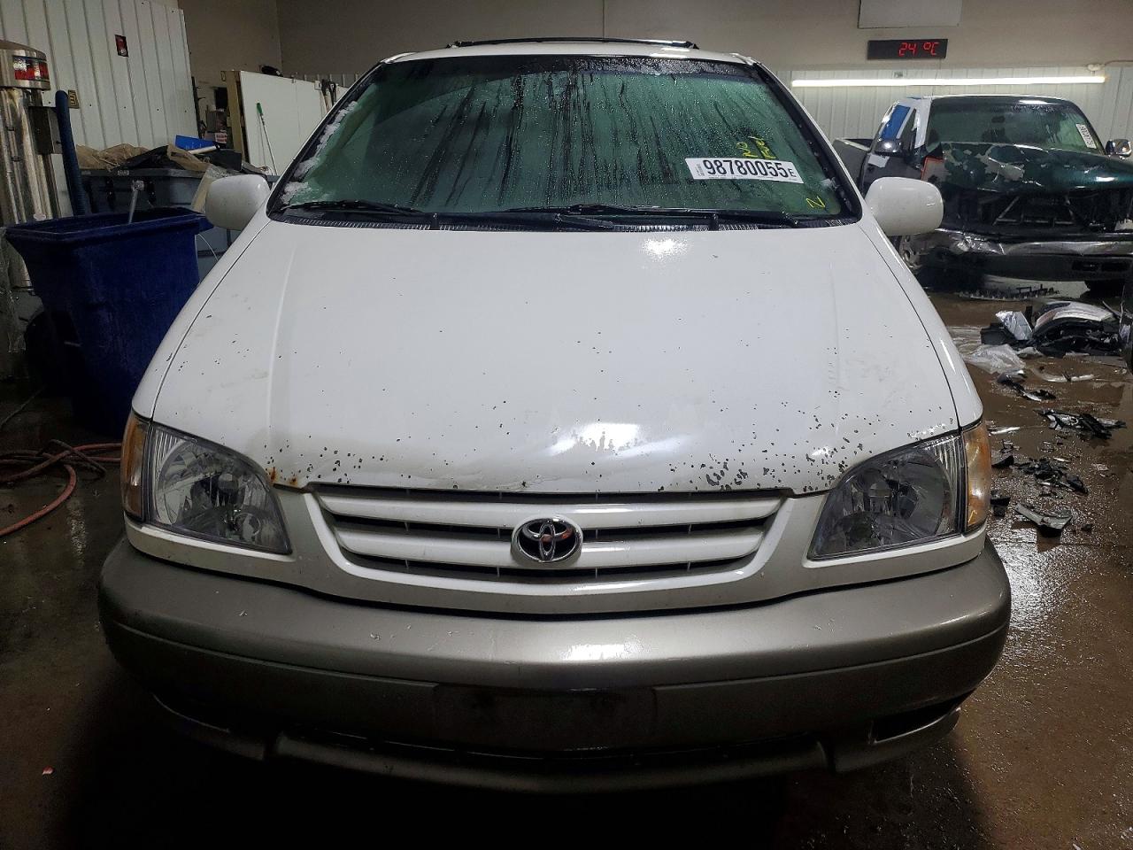 2002 TOYOTA SIENNA LE photo 5