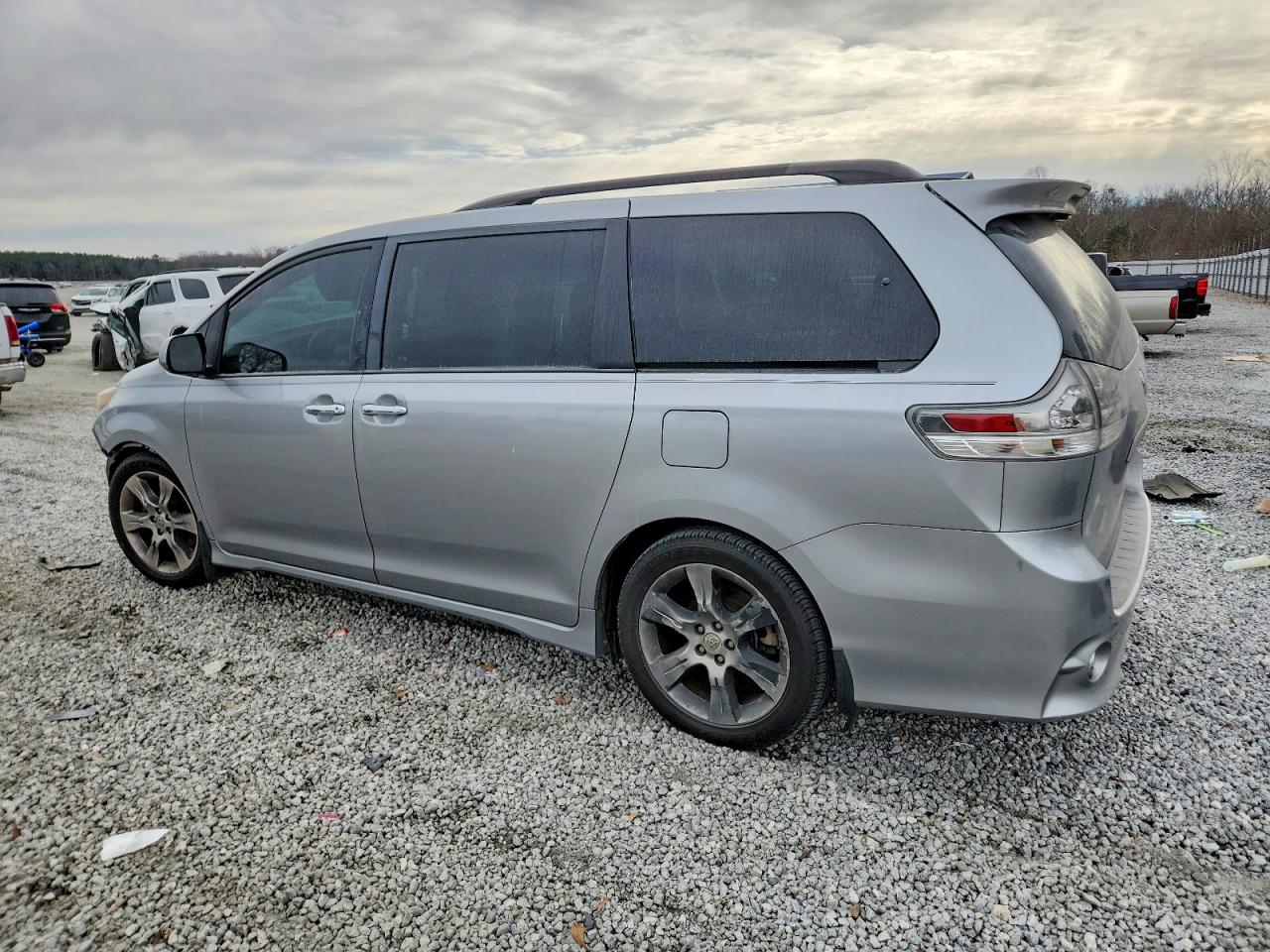 2013 TOYOTA SIENNA SPORT photo 2