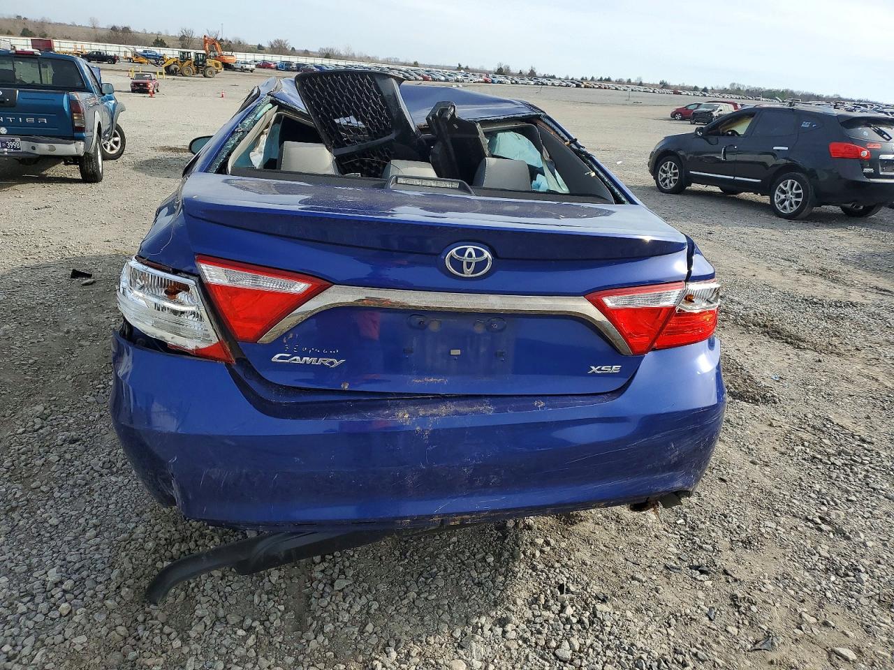 2016 TOYOTA CAMRY LE photo 6
