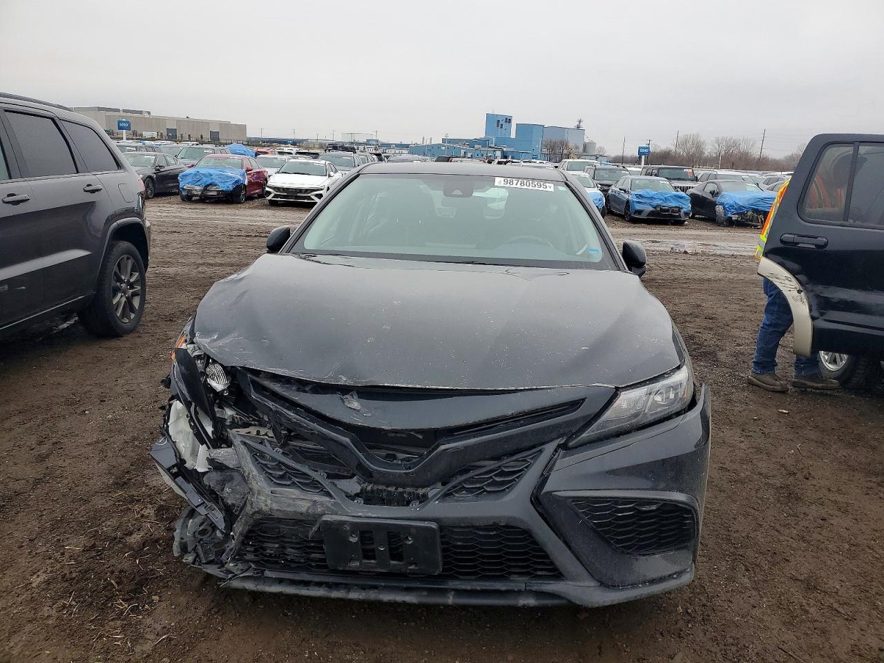 2021 TOYOTA CAMRY SE photo 13