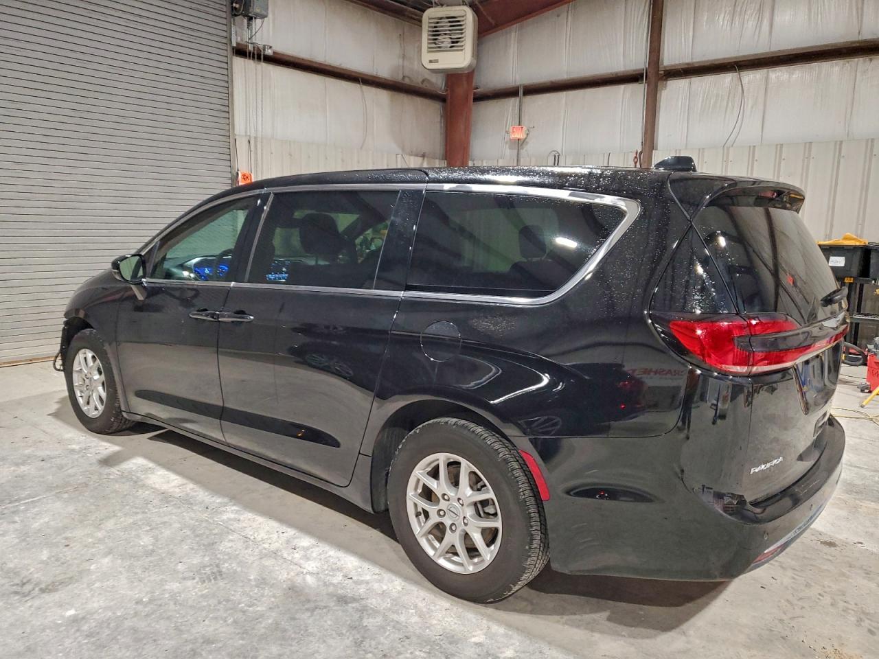 2025 CHRYSLER PACIFICA SELECT photo 2