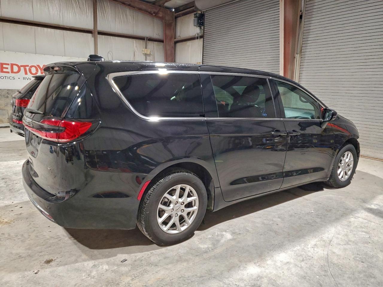 2025 CHRYSLER PACIFICA SELECT photo 3