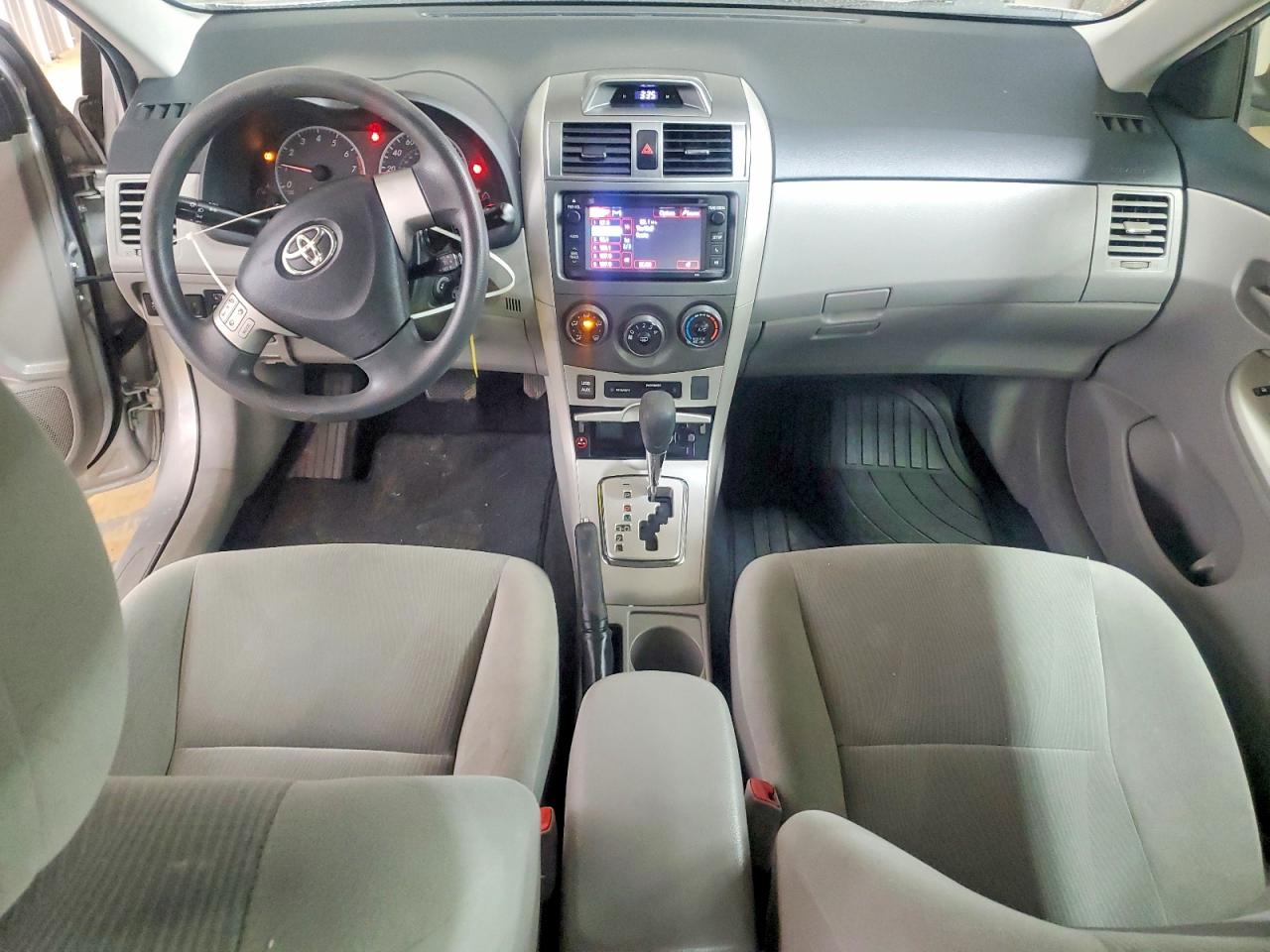 2013 TOYOTA COROLLA photo 8