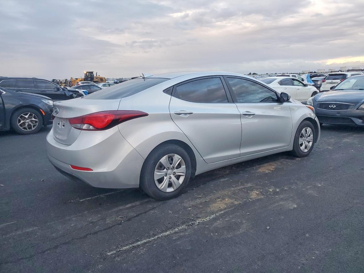 2016 HYUNDAI ELANTRA SE photo 3