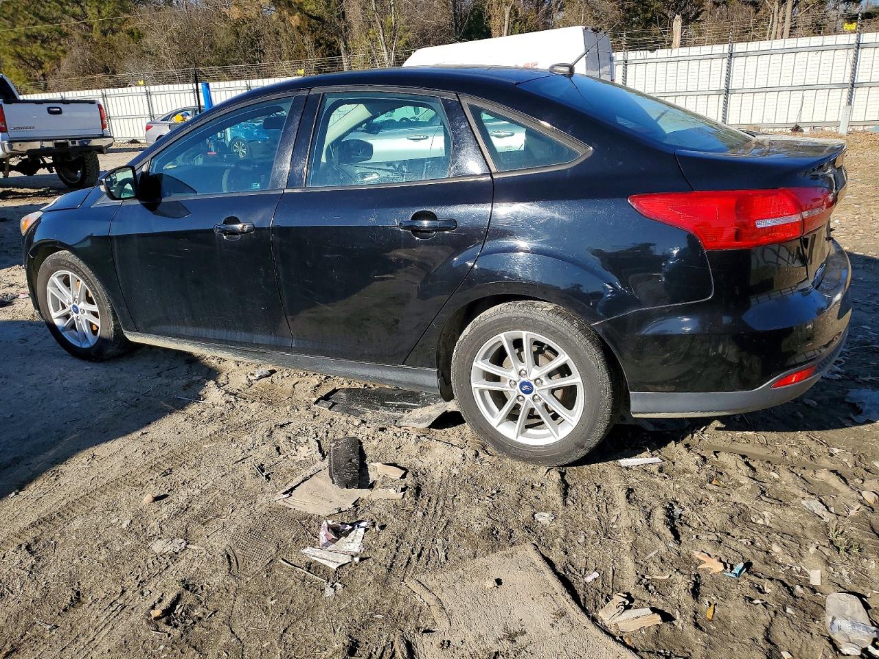 2017 FORD FOCUS SE photo 2