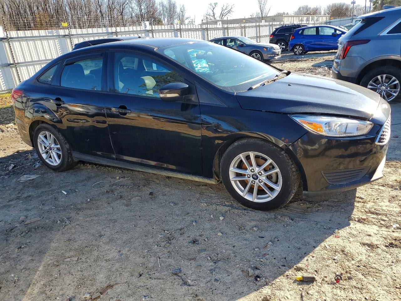 2017 FORD FOCUS SE photo 4