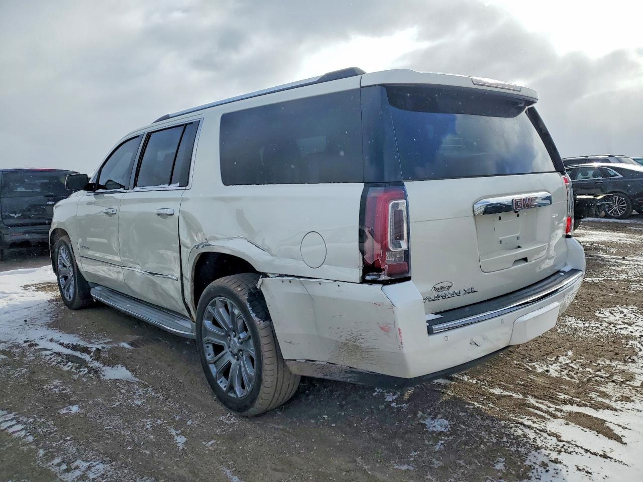 2015 GMC YUKON XL DENALI photo 2