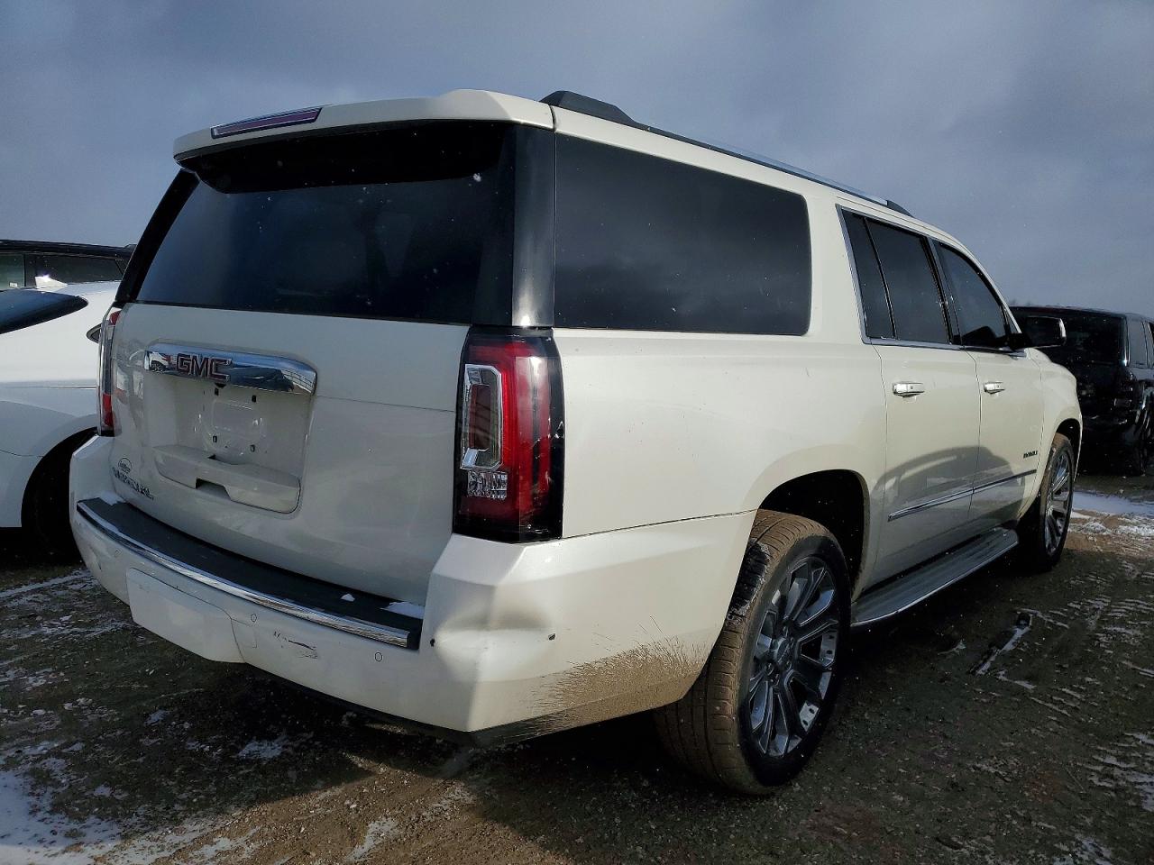 2015 GMC YUKON XL DENALI photo 3