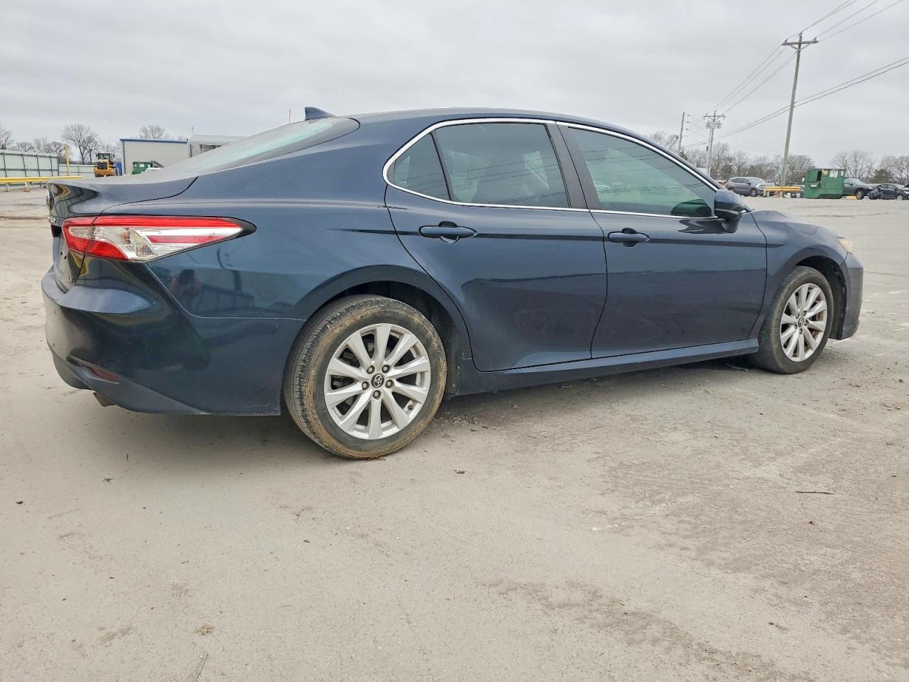 2019 TOYOTA CAMRY L photo 3