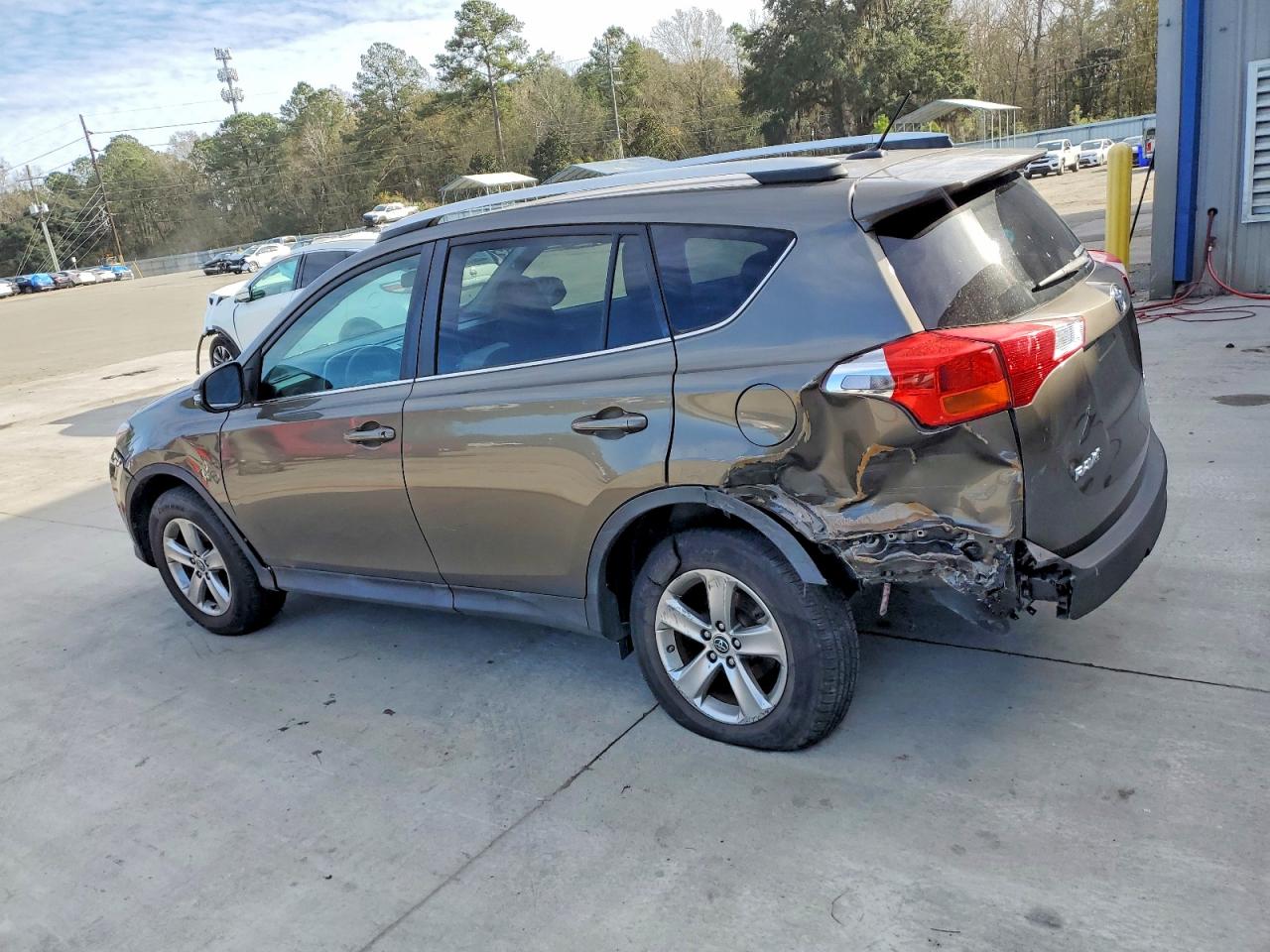 2015 TOYOTA RAV4 XLE photo 2