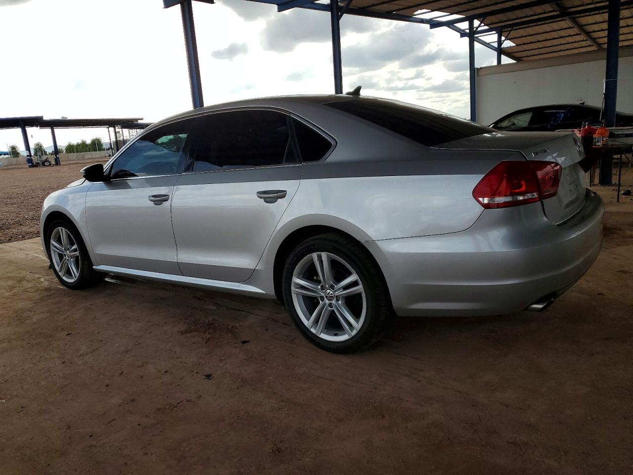 2012 VOLKSWAGEN PASSAT SE photo 2