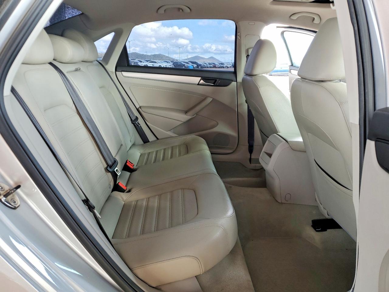 2012 VOLKSWAGEN PASSAT SE photo 10