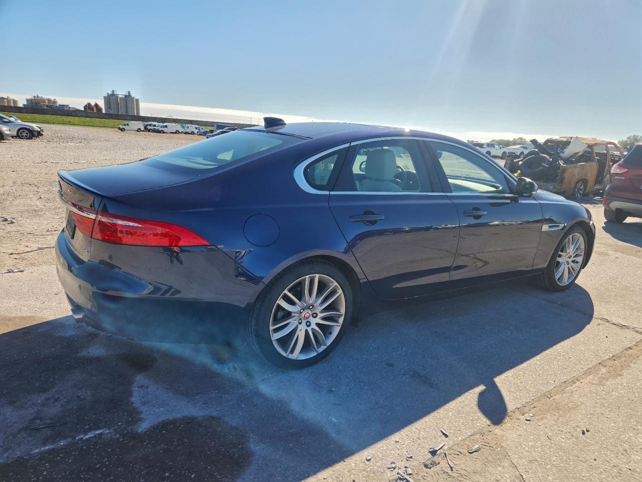 2016 JAGUAR XF PRESTIGE photo 3