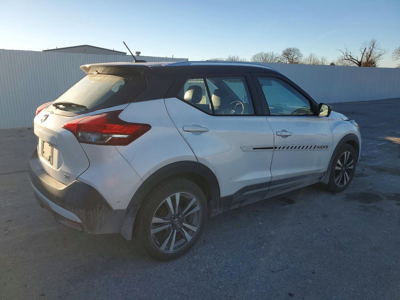 2019 NISSAN KICKS S photo 3