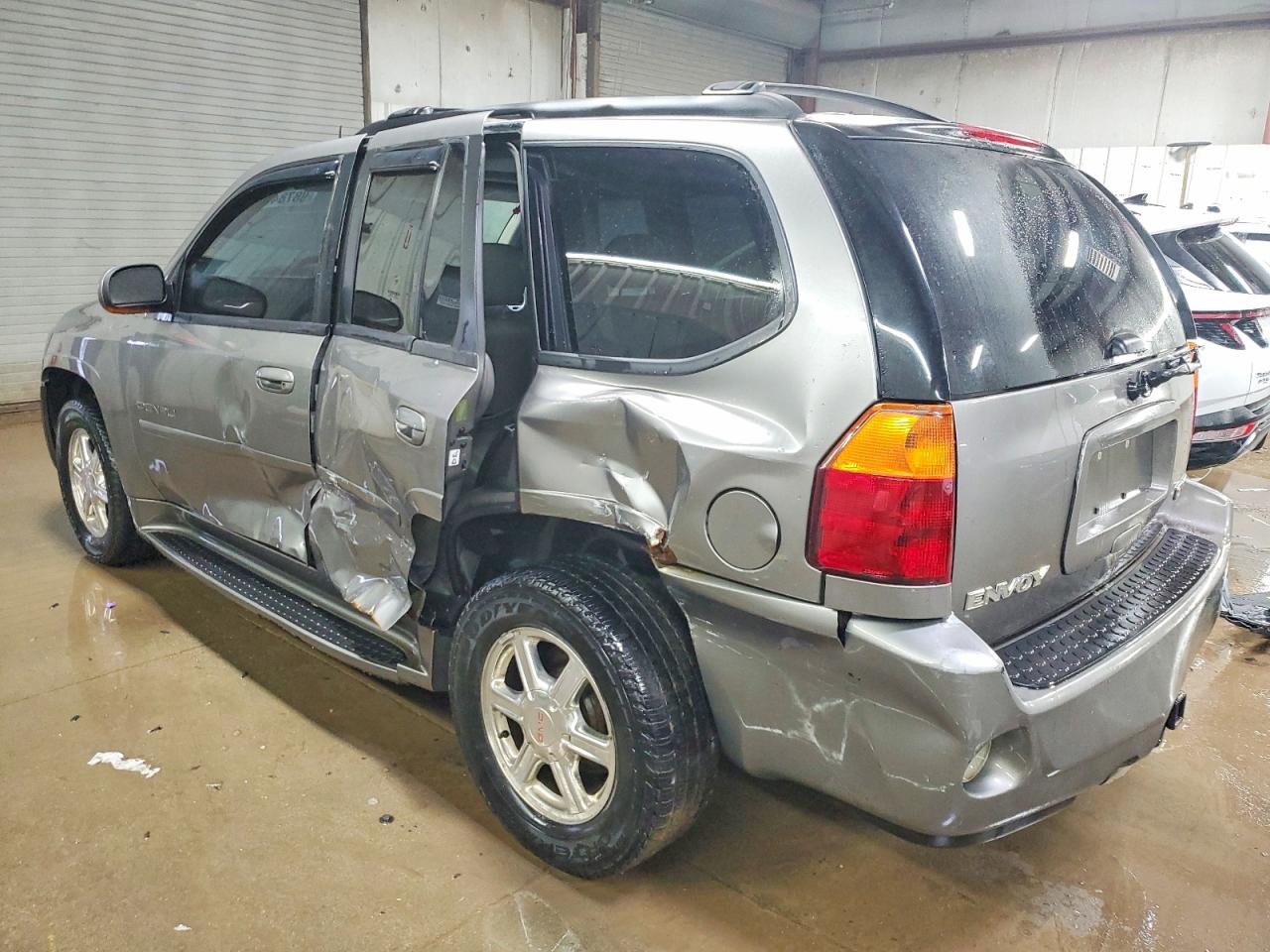 2005 GMC ENVOY DENALI photo 2