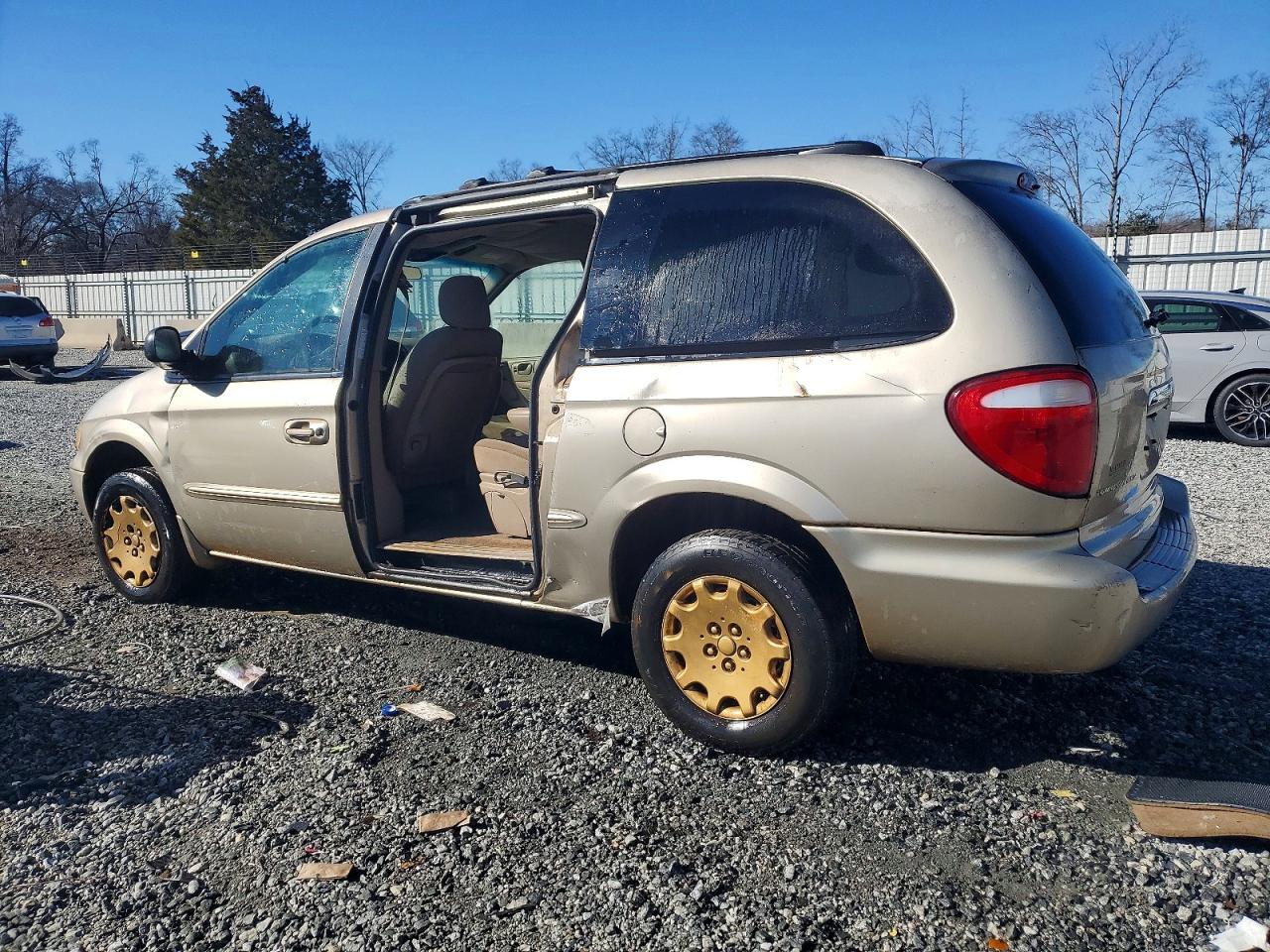 2002 CHRYSLER TOWN & COUNTRY LX photo 2