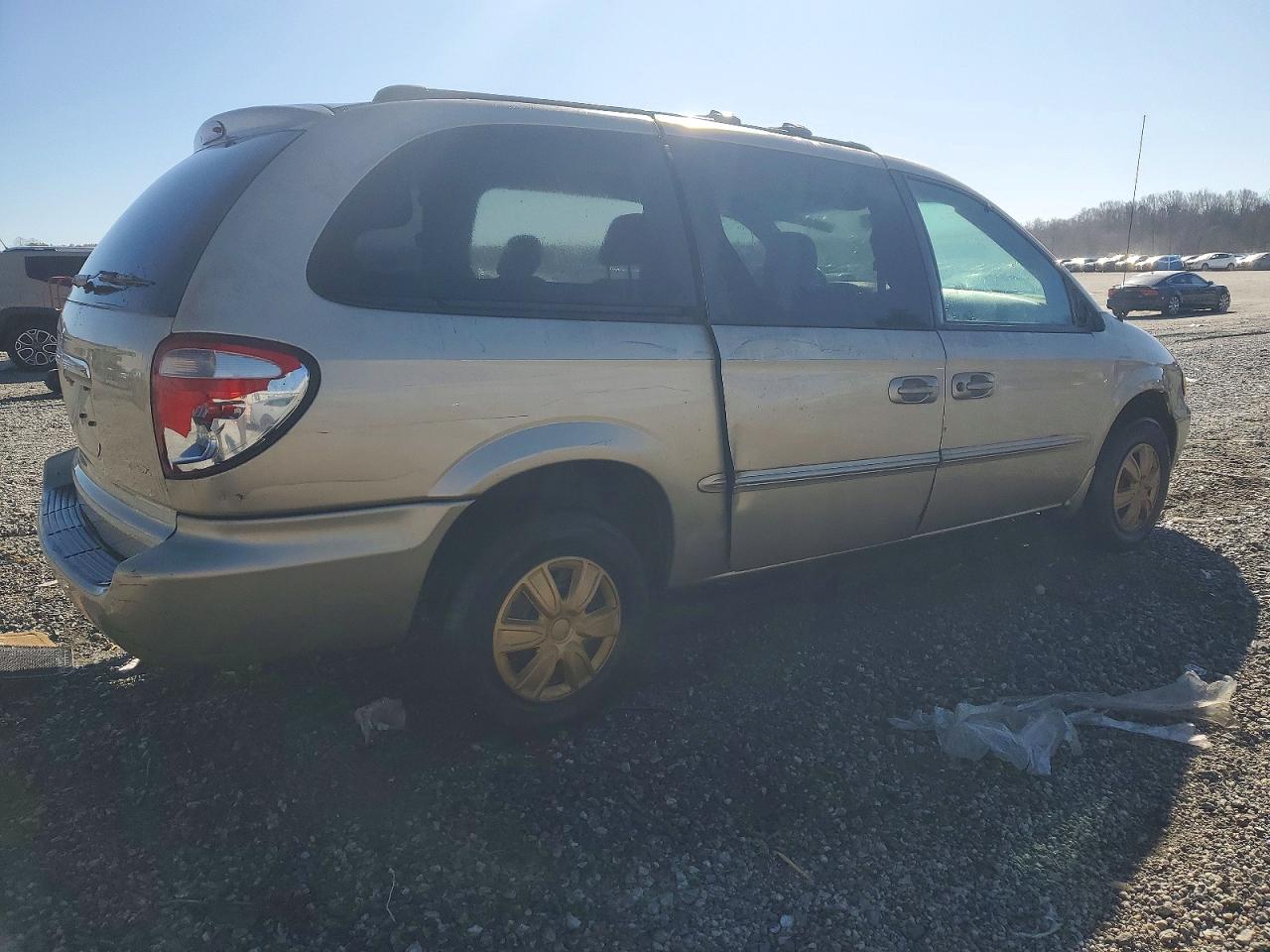 2002 CHRYSLER TOWN & COUNTRY LX photo 3