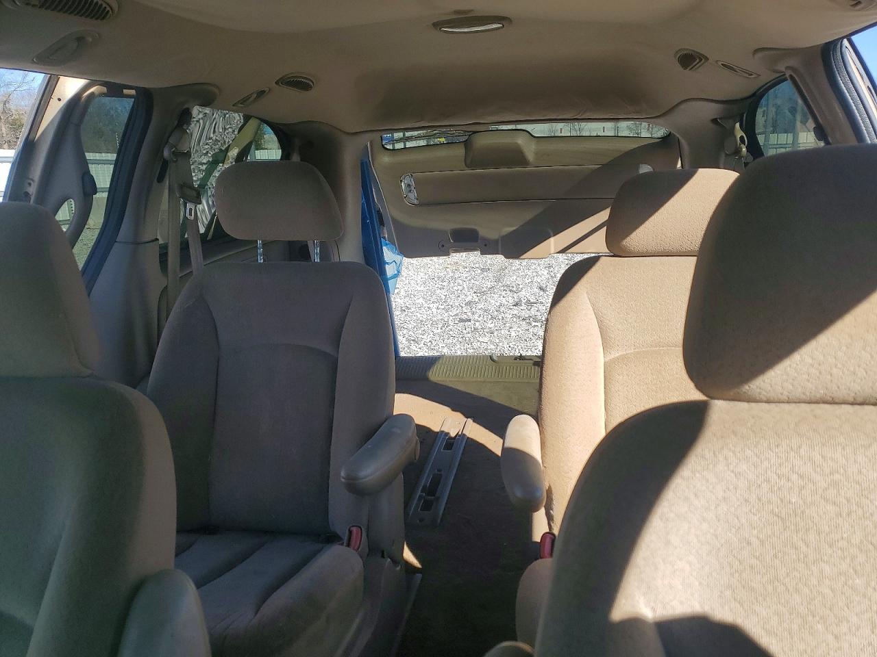 2002 CHRYSLER TOWN & COUNTRY LX photo 10