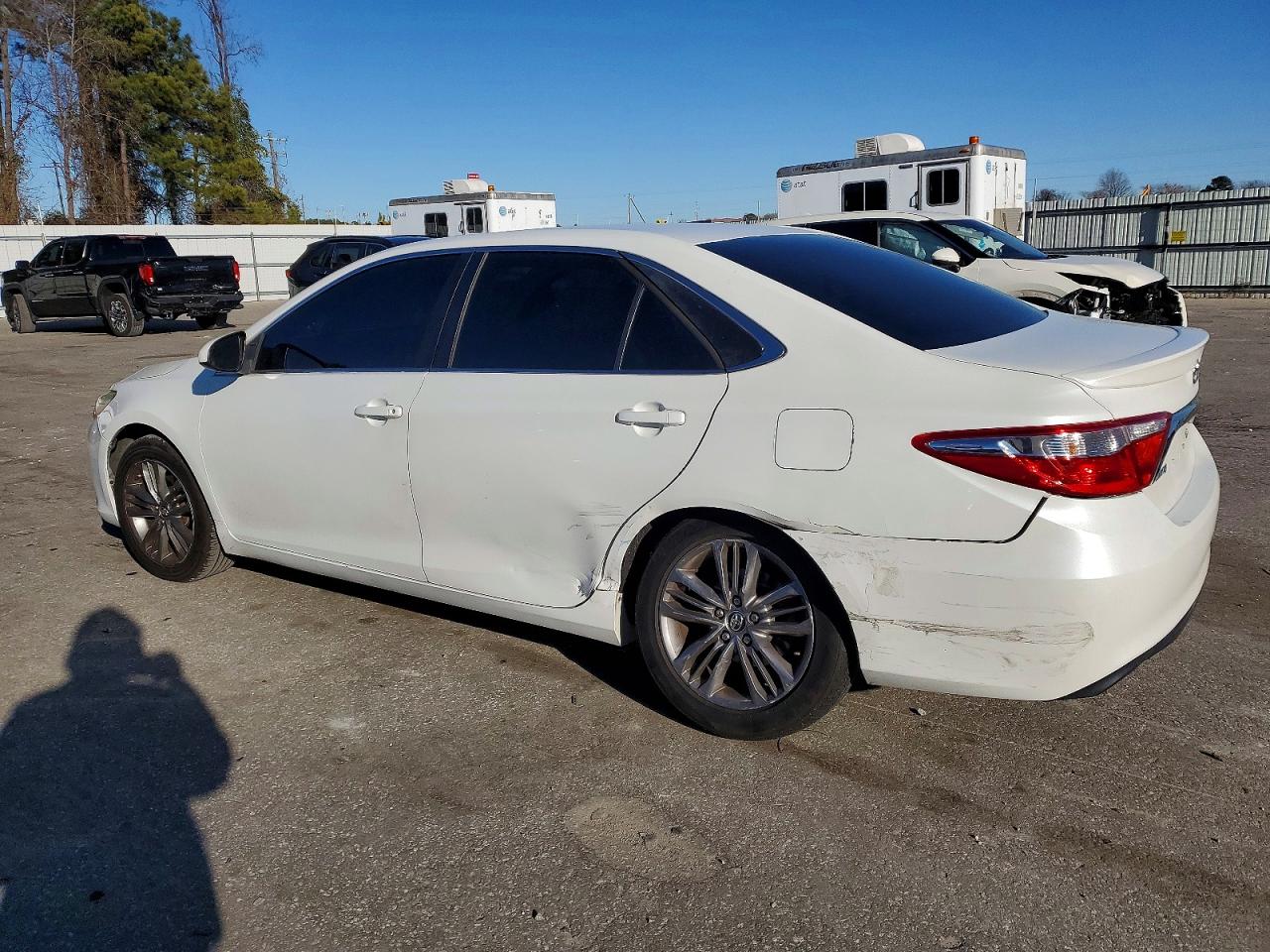 2016 TOYOTA CAMRY SE photo 2