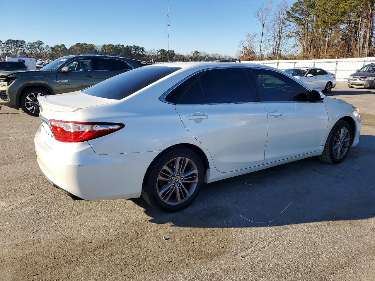 2016 TOYOTA CAMRY SE photo 3