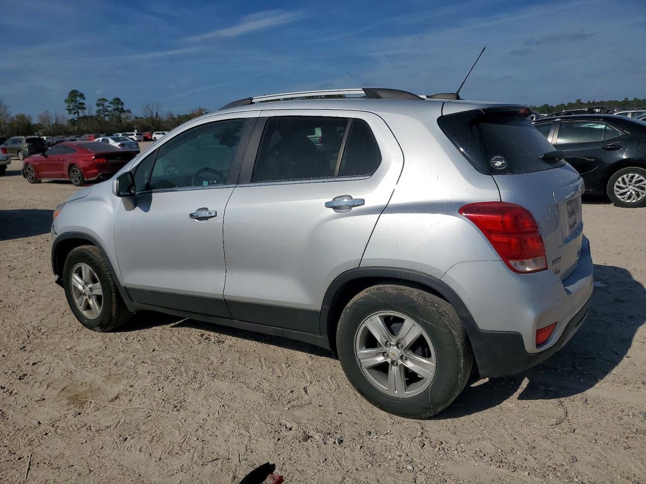 2019 CHEVROLET TRAX 1LT photo 2