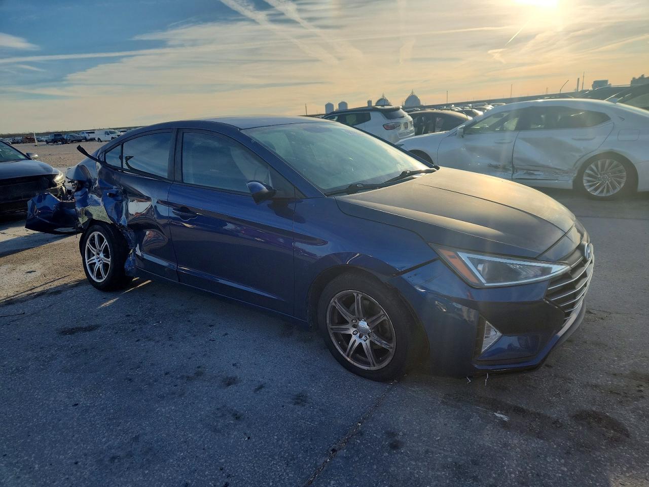 2019 HYUNDAI ELANTRA SE photo 4