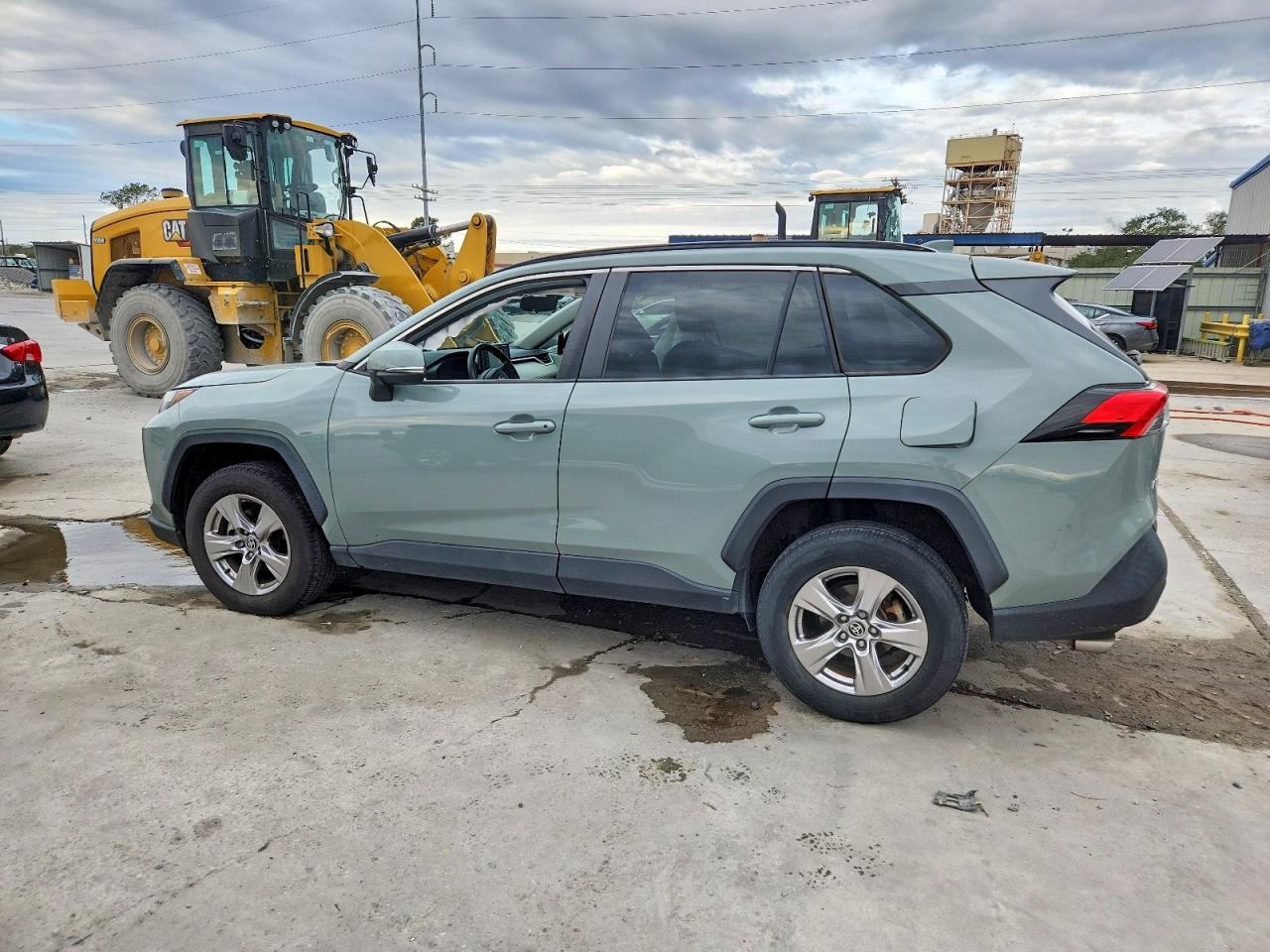 2022 TOYOTA RAV4 XLE photo 2