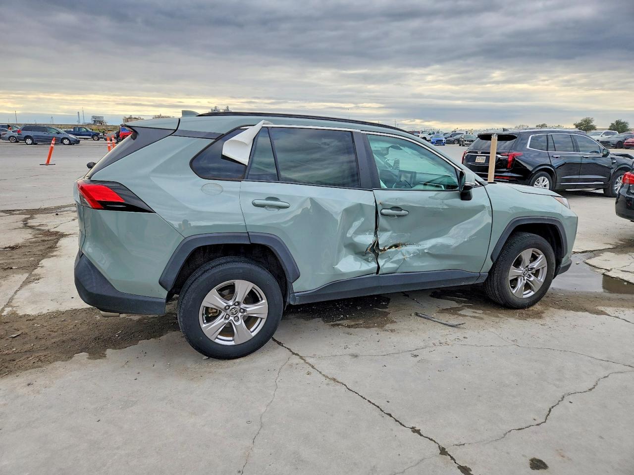2022 TOYOTA RAV4 XLE photo 3