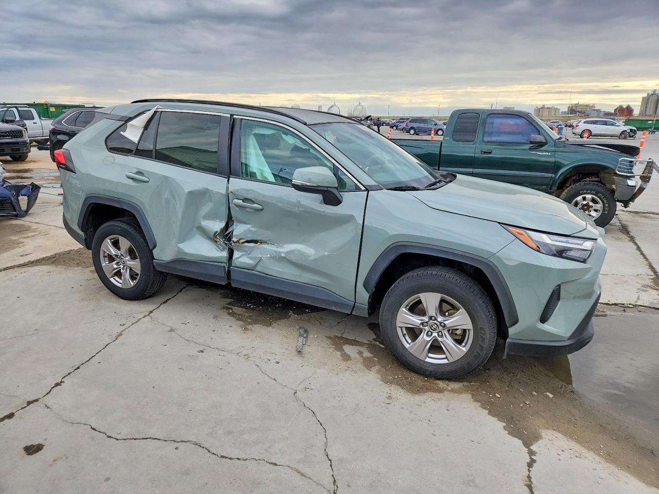 2022 TOYOTA RAV4 XLE photo 4