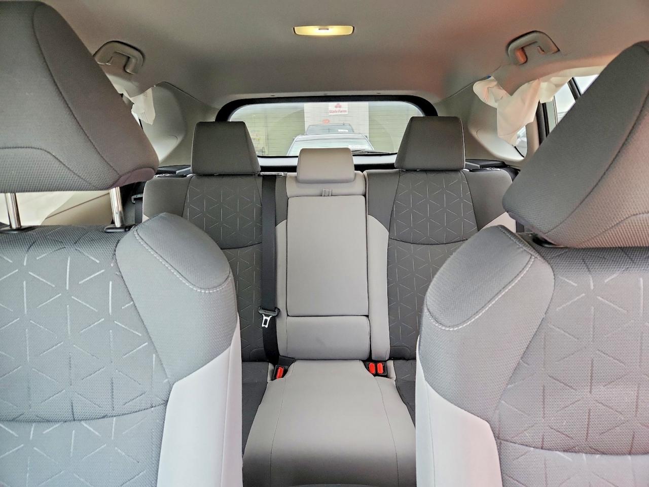 2022 TOYOTA RAV4 XLE photo 10