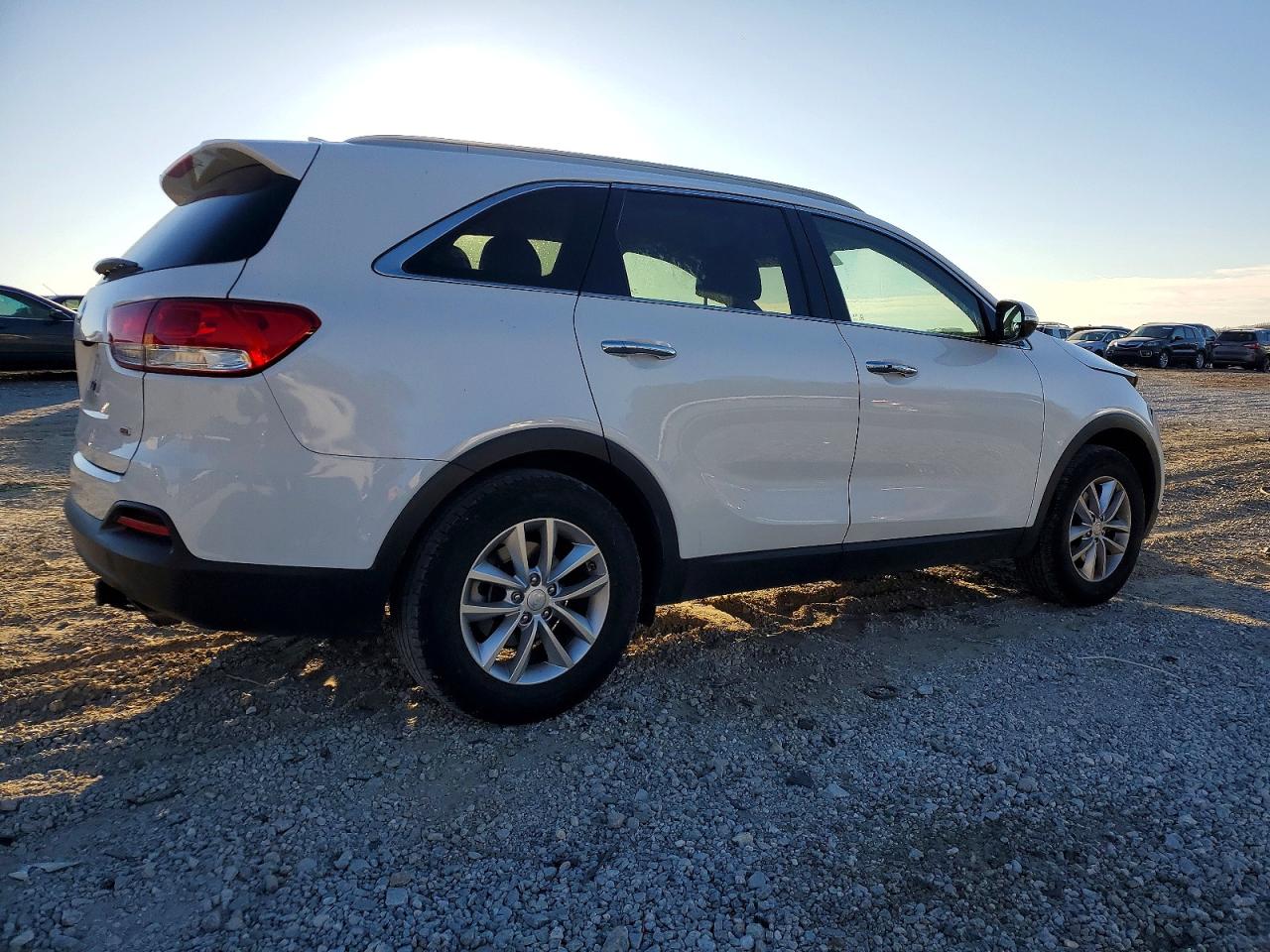 2017 KIA SORENTO LX photo 3
