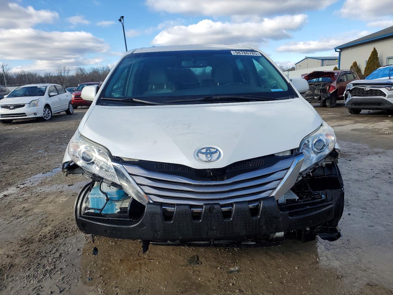 2016 TOYOTA SIENNA XLE photo 5