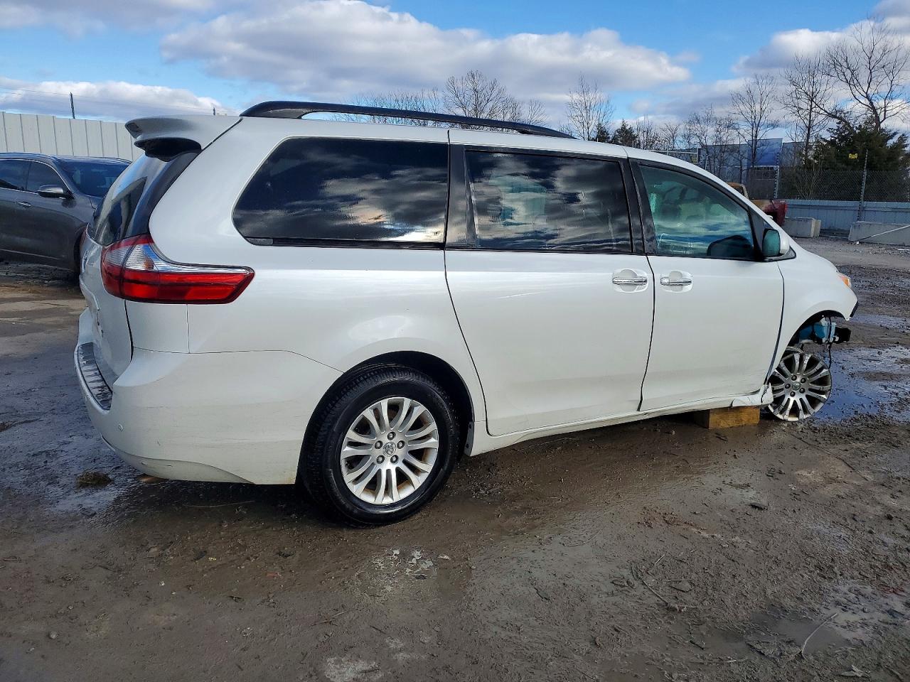 2016 TOYOTA SIENNA XLE photo 3