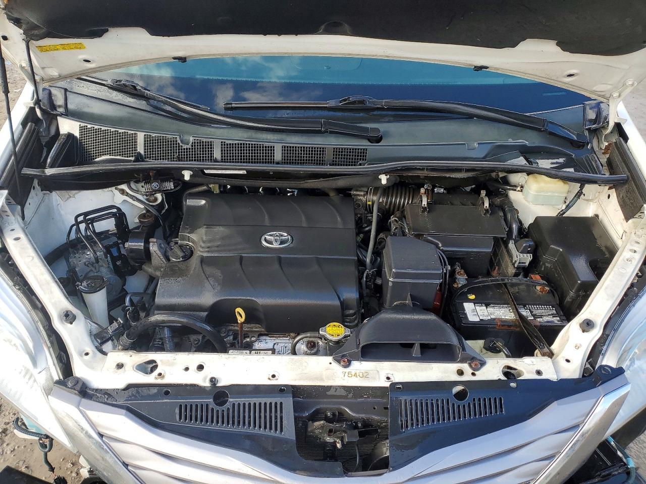 2016 TOYOTA SIENNA XLE photo 12