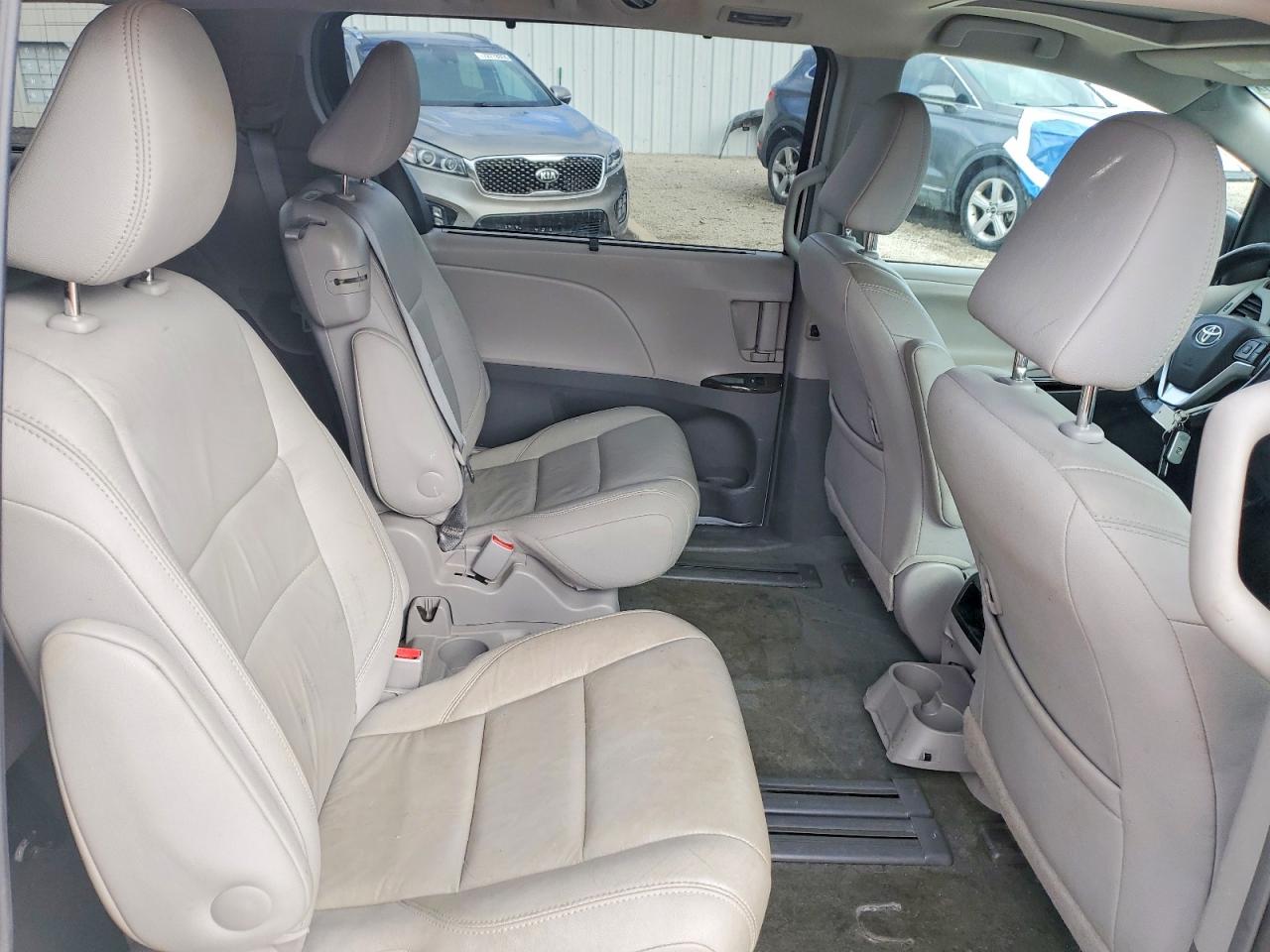 2016 TOYOTA SIENNA XLE photo 11