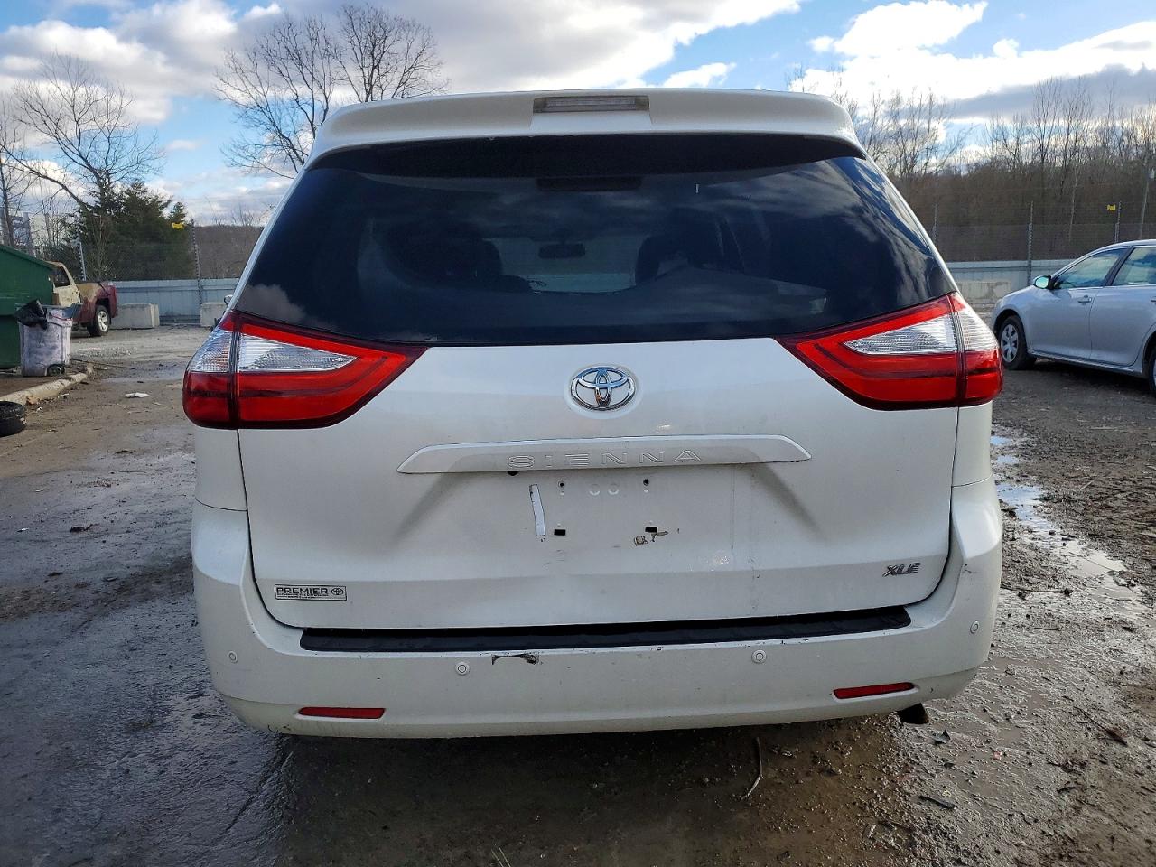 2016 TOYOTA SIENNA XLE photo 6